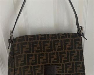 ‪‪Fendi - pre-owned. $575‬‬
‪‪Very gently Zucca Mamma Baguette tote‬‬
‪‪Highlights‬‬
* ‪‪brown/black‬‬
* ‪‪canvas/leather‬‬
* ‪‪Adjustable strap‬‬
* ‪‪signature Zucca monogram pattern‬‬
* ‪‪silver-tone hardware‬‬
* ‪‪internal logo patch‬‬
* ‪‪FF logo plaque‬‬
* ‪‪foldover top with magnetic fastening‬‬
* ‪‪internal zip pocket‬‬
* ‪‪full lining‬‬
‪‪Made in Italy‬‬
‪‪Composition‬‬
‪‪Leather 100%, Canvas 100%‬‬