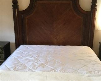 Queen poster headboard/footboard/sideboards beauitful grained wood