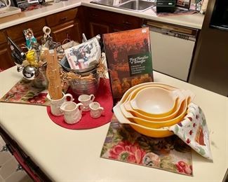 Set of 4 PYREX Yellow Nesting Bowls