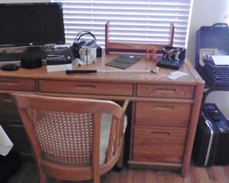 Thomasville oak desk and chair. Vintage typewriter and table
