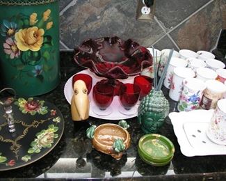 Lots of wonderful kitchen items!