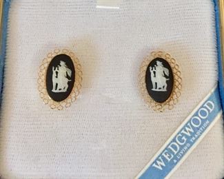 Wedgwood Van Dell cameo screwback earrings in like new condition. Size 5/8" wide by 7/8" high. Signed Van Dell  1/20 12K GF on top of screw on back. Box included! $60