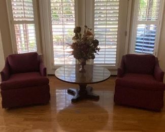 Cosy rocker chairs in burgundy and a wood round coffee table