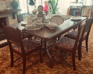 Dining room table with one large leaf and six chairs