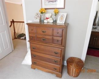Pine chest of drawers.