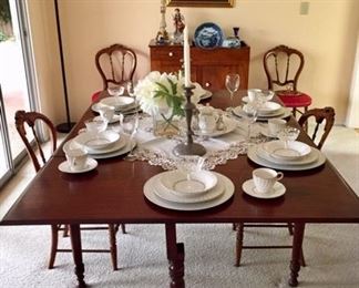 American Sheraton Mahogany Drop Leaf Table circa early 1800s