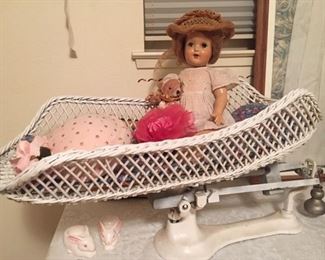 Incredibly Cute Baby Scale with Wicker Tray mint condition