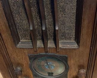 Vintage Cathedral  Silvertone Short Wave Radio. Tubes