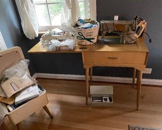 Vintage Singer Sewing Machine/Cabinet