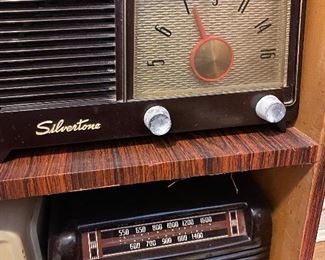 Vintage Silvertone Bakelite Radio