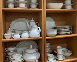 $525  OBO ~ WOW! ROYAL DOULTON MADE IN ENGLAND "BERKSHIRE "TC 1021 ~ 1965-1973 WHITE GREEN PATTERN FINE CHINA SET . THIS A HUGE SET WITH LOTS OF NICE SERVING PICES AND CREAM SOUP BOWLS 