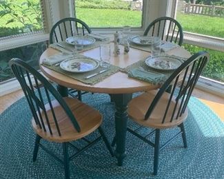 Kitchenette  - Seats  4  w/ carpet 