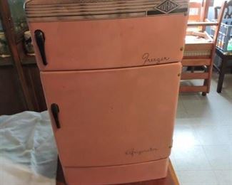 Childs Wolverine/Kenmore play refrigerator