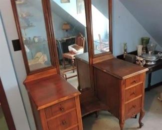 Dressing table with 3 mirrors