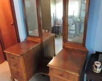 Dressing table with 3 mirrors