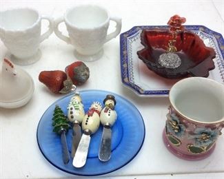 VTG. STRAWBERRY SALT & PEPPER SHAKERS, MILK GLASS, SNOWMEN HORDEURVE KNIVES