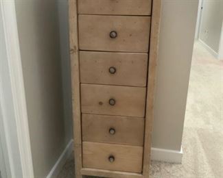 Pine chest of drawers