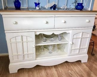 Thomasville cabinet w/ overhead display, crystal glassware