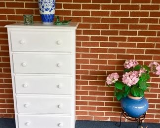 5 drawer chest of drawers, decorative collectibles