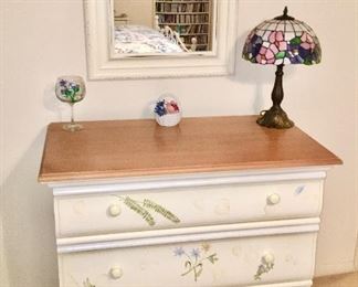 Thomasville 3 drawer chest, stained glass lamp, matching wall mirror