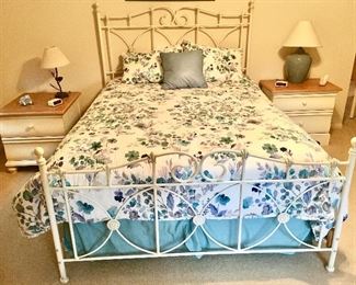 Wrought iron queen size bed w/ Thomasville nightstands, lamps