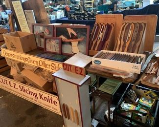 George Dege's handmade knives - display elements