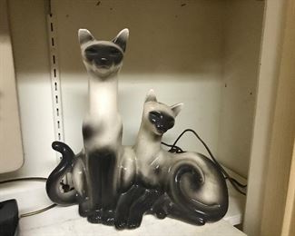 An amazing and highly sought after Siamese Cats TV lamp!!!