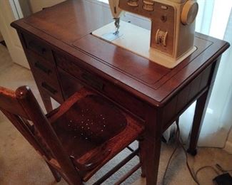 Singer Sewing Machine Works Great