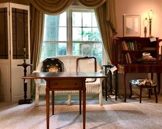 Elegant Vintage drop-leaf walnut side table