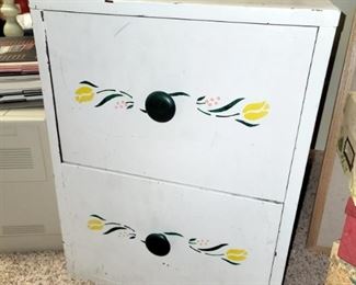 Small chest of drawers (has matching  dresser)