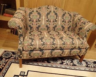 SETTEE SINGLE CUSHION WITH WOOD LEGS