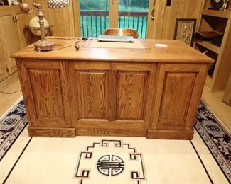 OAK DESK / AREA RUG