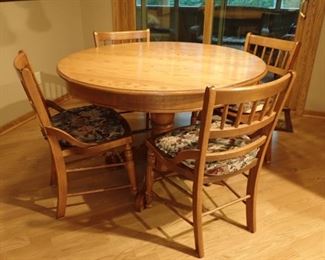 OAK ROUND TABLE AND 5 - CHAIRS WITH 1 - LEAF