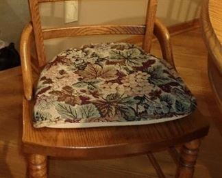 OAK ROUND TABLE AND 5 - CHAIRS WITH 1 - LEAF