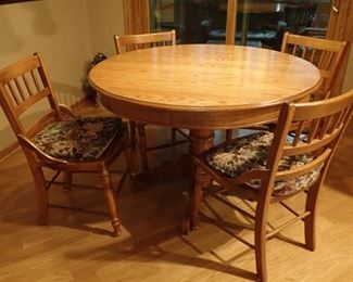 OAK ROUND TABLE AND 5 - CHAIRS WITH 1 - LEAF