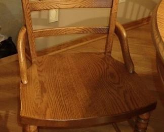 OAK ROUND TABLE AND 5 - CHAIRS WITH 1 - LEAF
