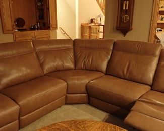 NATUZZI LEATHER ROUND SECTIONAL - WITH 3 - POWER RECLINERS  - SIZE 115" TO MIDDLE 115" TO END X 37 DEEP X 38" TALL - EXCELLENT CONDITION