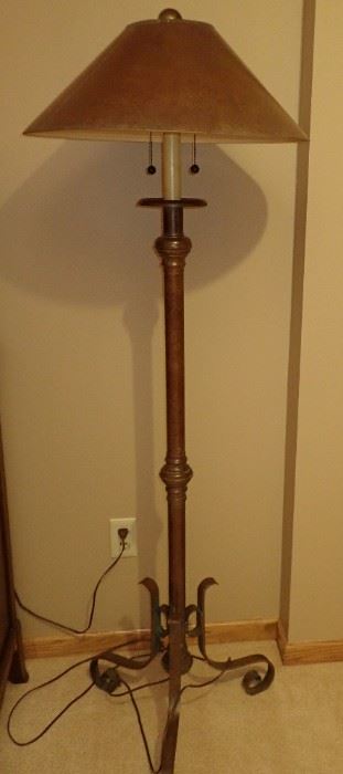 TRI LEG FLOOR LAMP WITH SHADE