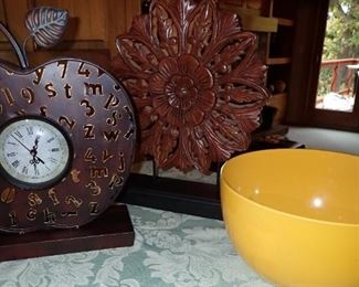 APPLE CLOCK / GLASS YELLOW BOWL