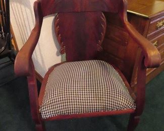 ANTIQUE CHAIR