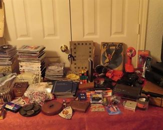 A VARIETY OF VINTAGE COLLECTIBLES