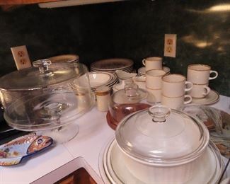 COVERED CAKE DISH - KITCHEN ITEMS