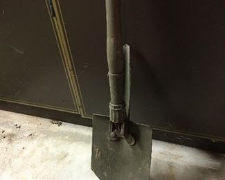 Military style entrenching tool