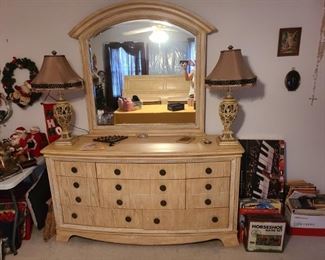 Beautiful blonde wood 8 drawer dresser w/mirror 