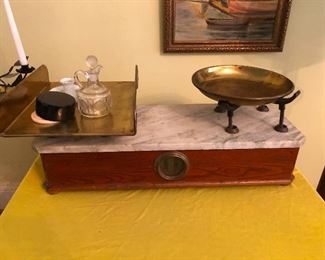 is that an apothecary scale?