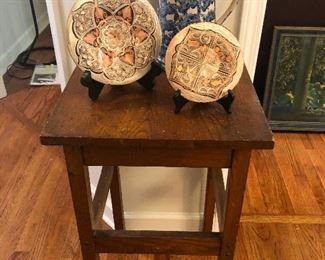 accent table with large cakes