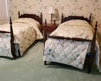 Fantastic Pair of Twin Beds with Detailed Rope Carvings