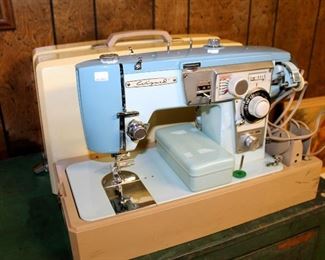 Vintage Wizard sewing machine - works!