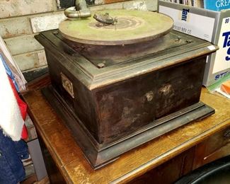 Antique Victor VV-VI tabletop phonograph (for parts / repair)