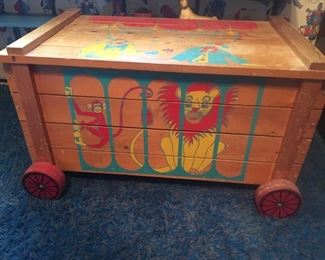 GREAT VINTAGE TOY CHEST